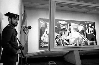 El cuadro 'Guernica' a su llegada a España.