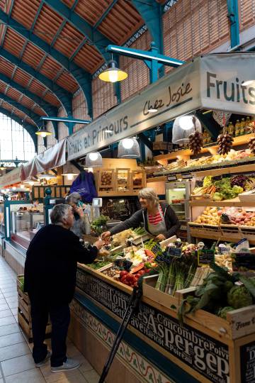 Un puesto del mercado de San Juan de Luz, en el País Vasco francés.