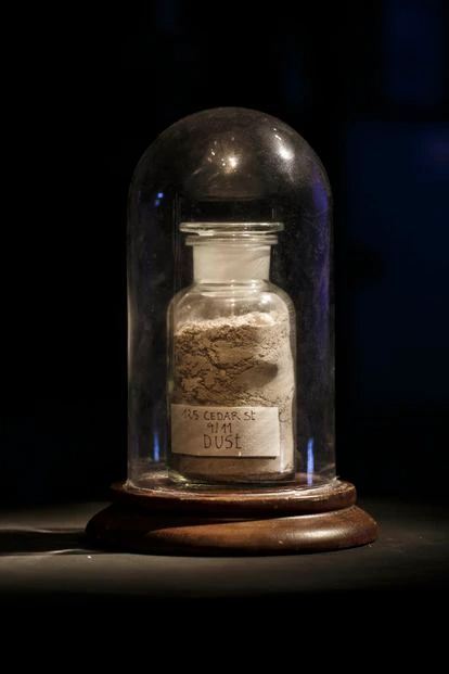 Frasco que contiene parte del polvo que Rivero recogió de la casa-estudio que tras el 11-S quedó hecha una ruina y abarrotada de los restos de los rascacielos destruidos.