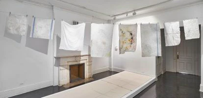 'Rag Line', tendedero con trapos de cocina usados que han enviado donantes de todo el mundo en respuesta a una convocatoria planteada por la Elena Rivero. La artista explica que esta pieza habla sobre el dolor y la memoria colectiva.