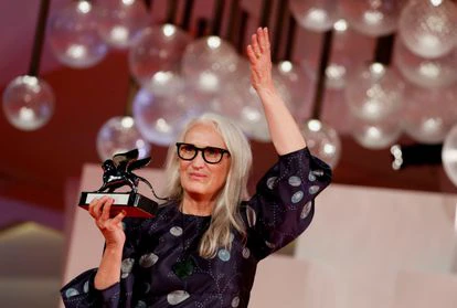Jane Campion, con el León de Plata a la mejor dirección por 'El poder del perro'. 