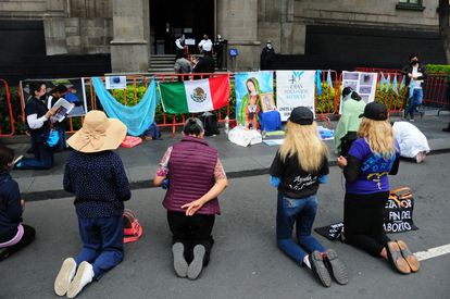 Un grupo de manifestantes en contra del aborto protestan afuera de la Suprema Corte durante la discusión sobre la acción de inconstitucionalidad para Coahuila.