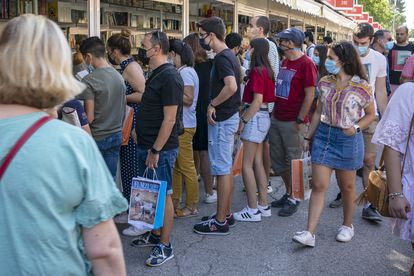 Clientes ante las casetas de la feria madrileña.