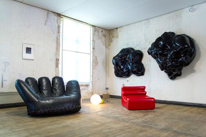 Piezas de la colección de Alexander von Vegesack Collection. De izquierda a derecha: sillón con forma de mano Joe, de J. De Pas, D.D’Urbino y P. Lomazzi; lámpara de suelo Bulb Bulb, de Ingo Maurer; y sillón Karelia rojo, de Liisi Beckmann.