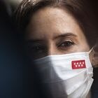 11-09-2021 La presidenta de la Comunidad de Madrid, Isabel Díaz Ayuso, durante una visita a la Feria del Libro de Madrid, en el Parque del Retiro, a 11 de septiembre de 2021, en Madrid (España). La presidenta de la Comunidad de Madrid, Isabel Díaz Ayuso, ha celebrado hoy el reencuentro de librerías, editoriales, distribuidoras y autores con los ciudadanos en la Feria del Libro de Madrid, que cumple su 80º edición, que regresa tras un año sin poder organizarse por el coronavirus y que cuenta con Colombia como país invitado.
POLITICA
Alejandro Martínez Vélez - Europa Press