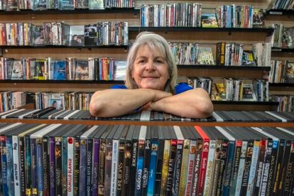 Marcia Seburo posa dentro de su tienda de alquiler y venta de DVD y Blue Ray 'Ficciones' en Madrid. 