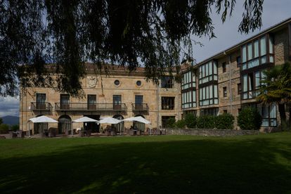 El antiguo palacio renacentista de los Larrea, que alberga la cafetería, el restaurante y las zonas comunes, de frente, y la ampliación completada en 1978 para acoger las habitaciones.