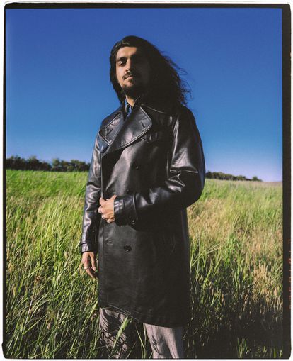 En los campos de Corral de Almaguer (Toledo), su pueblo, Israel Fernández viste Dsquared2