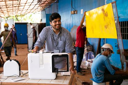 El nepalí Kuldeep Bandhu Aryal reside en Dacca, Blangladés. Allí se conectó con universidades que pudieron 
ayudarlo con impresoras 3D. Movilizó recursos y en unas semanas estaba produciendo protectores faciales para su comunidad. En la foto, del 29 de agosto de 2021, está en el Centro de Producción BRAC Kuchubunia en Cox's Bazar, Bangladés.