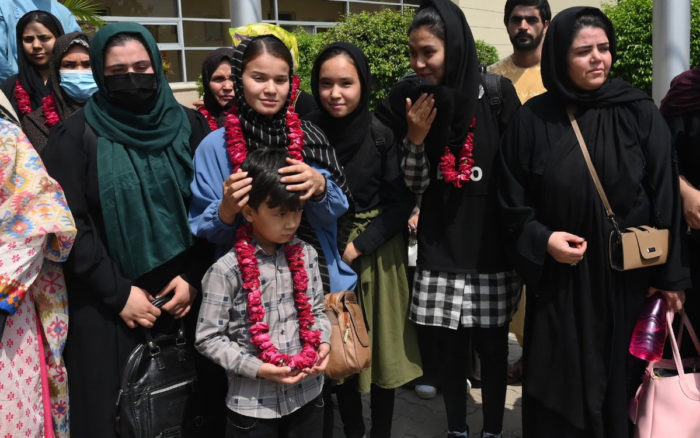 La selección de futbol femenino juvenil afgana escapa a Pakistán