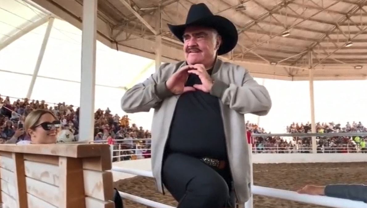 Vicente Fernández tiene leve mejoría, aunque sigue en terapia intensiva