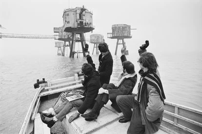 Eric Martin, Alan Clarke, Leslie Dunne y Paul Kramer abandonan la estación de radio pirata, Radio City, que tenía su base en Shivering Sands Army Fort, cerca del estuario del Támesis, en febrero de 1967.
