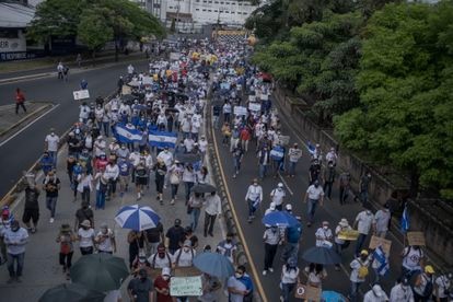 La manifestación avanzo por  la Avenida Juan Pablo Segundo en San Salvador.