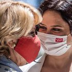 MADRID, 21/05/2021.- La expresidenta madrileña Esperanza Aguirre (i) , acompañada por la presidenta de la Comunidad de Madrid, Isabel Díaz Ayuso, con motivo de la presentación del libro "Sin complejos", de Aguirre, este viernes en Madrid. EFE/ Rodrigo Jiménez