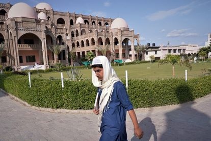 Un estudiante ante el edificio principal de la madrasa Haqqania, cerca de Peshawar