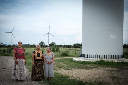 Desde que Ramírez comenzara a defender su tierra y el territorio de su comunidad, otras mujeres se han unido al Comité de Resistencia y se han involucrado en actividades informativas para prevenir la instalación de otros parques. En la imagen Rosario, Rosalba y la misma Guadalupe posan junto a un aerogenerador. Pincha en la imagen para ver la galería completa.
