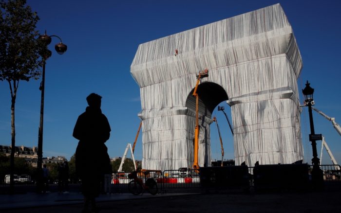 Macron inaugura el Arco del Triunfo envuelto