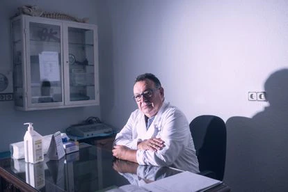 Antonio Becerra, antiguo jefe de la UIG (Unidad de Identidad de Género) fotografiado en su despacho de una de sus clínicas, en el barrio del Pilar de Madrid, el Centro Betanzos 60.
