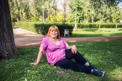 Susana Linares (67 años), paciente de la UGI (Unidad de Identidad de Género), fotografiada en un parque del barrio del Pilar de Madrid.