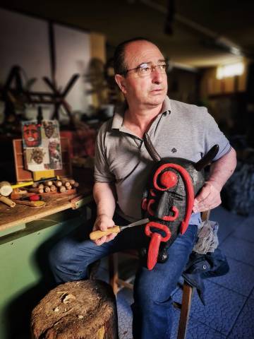 El artesano de máscaras Carlos Ferreira, en su estudio en Sendim (Portugal).