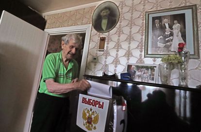 Moscow (Russian Federation), 18/09/2021.- An elderly man casts a ballot at his home during a visit of mobile election committee members in Podolsk outside Moscow, Russia, 18 September 2021. Elections of deputies of the State Duma, governors, deputies of the regional and city runs from 17 September to 19 September. The main voting day will take place on 19 September, Voting in the State Duma takes place in one round according to a mixed system - 225 deputies must be elected from party lists and 225 deputies - from single-mandate constituencies. (Elecciones, Rusia, Moscú) EFE/EPA/MAXIM SHIPENKOV