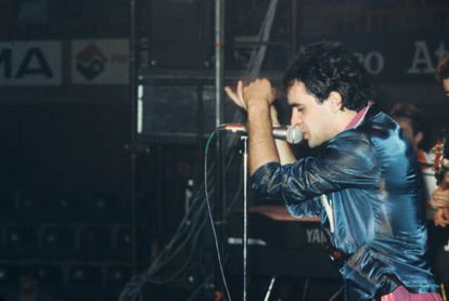 Toño Martín, durante una actuación de Burning a principio de los ochenta.