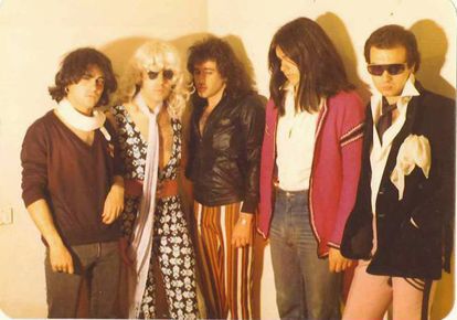 Burning a finales de los setenta. Toño Martín es el primero por la izquierda y Pepe Risi el primero por la derecha.