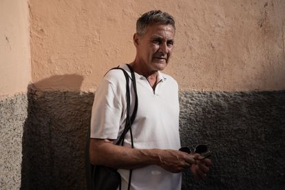 José Oña posa en la calle de la Acera del Negrete. “Los melillenses no suelen ir a barrios como este, populosos y con personas y elementos desconocidos. Al principio crees que te metes en la boca del lobo. Pero es puro desconocimiento”, afirma.