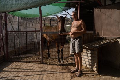 Al final de la Acera del Negrete, recorrida en las rutas Explora, se encuentra el establo de Montse y su marido (en la imagen), donde tienen cabras y un caballo.

