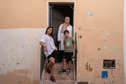 En otra zona de la ciudad se ubica el llamado barrio hebreo de Melilla, donde antiguamente habitaban judíos sefardíes en calles llamadas Sion o Hebrón. Hoy quedan muy pocos. En la imagen, una familia residente del barrio en el portal de su casa.