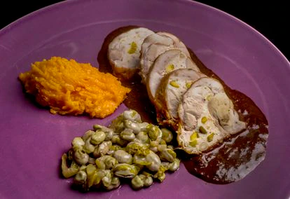 Las piernas de conejo rellenas de muselina con pistachos
y piñones.