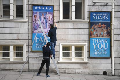 Un técnico cuelga un cartel del musical 'Mamma Mia' la semana pasada en Londres.