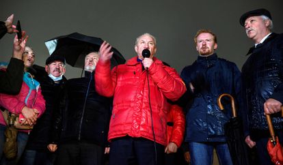 Communist Duma Deputy Valery Rashkin (C) speaks as he attends a protest in Moscow, the day after the three-day parliamentary vote ended across Russia, on September 20, 2021. - Russia's opposition accused the authorities of mass voter fraud after election results on September 20, 2021, showed the ruling United Russia party winning a sweeping majority in parliament. The three-day vote that ended on September 19 followed an unprecedented crackdown on critics of President Vladimir Putin and came with pre-election polls showing United Russia's popularity at a historic low. (Photo by Alexander NEMENOV / AFP)