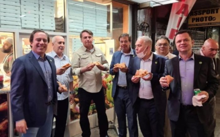 Por no estar vacunado, Bolsonaro come pizza en calle de Nueva York
