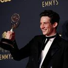 Josh O'Connor con su Emmy a mejor actor protagonista en una serie de drama por 'The Crown'.