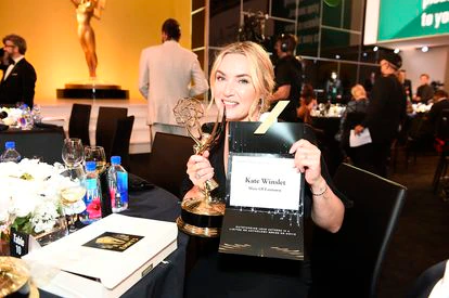 Kate Winslet muestra el sobre y su Emmy a mejor actriz protagonista en una miniserie.