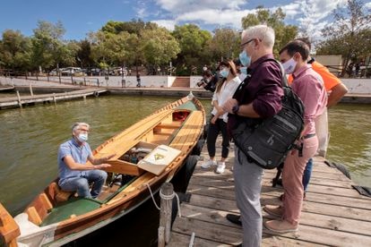 A la izquierda, Joan Miquel Benavent, habla con Joan Ribó y Sergi Campillo.