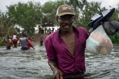 Un hombre cruza el Río Bravo desde Ciudad Acuña (Coahuila) hacia Del Río (Texas) tras comprar alimentos para llevar al campamento bajo el puente.