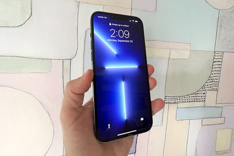 stefan sosteniendo apple iphone 13 pro