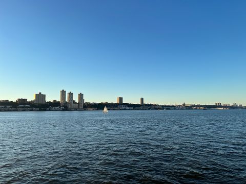 río con velero y edificios.