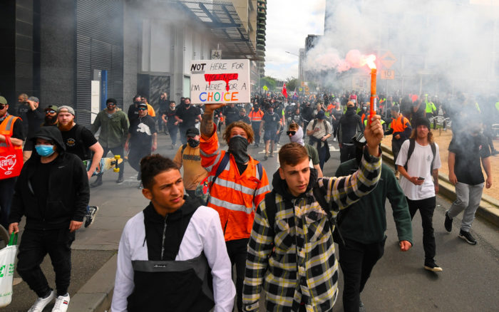 Detienen en Australia a más de 200 personas que protestaban contra restricciones por el Covid