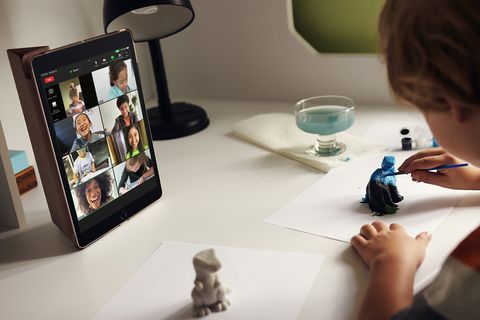 niño usando apple ipad novena generación para reunión de zoom