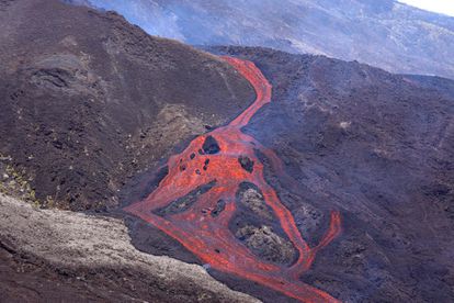 La lava que emana del Pitón de le Fournaise durante una erupción, en la isla francesa de la Reunión.