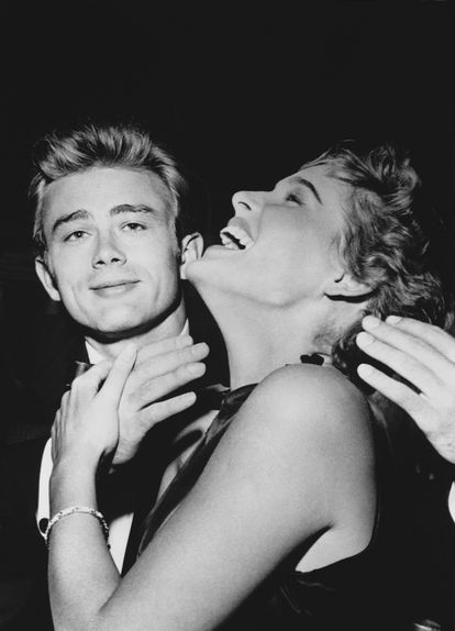 James Dean y Ursula Andress.