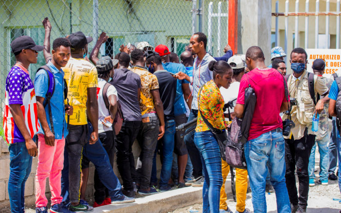 Enviado especial de EU para Haití dimite en protesta de la inhumana deportación de miles de haitianos