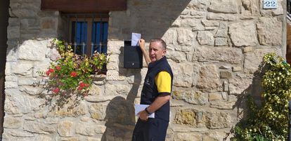 El cartero rural Luis María Aramendia, durante un día de reparto en Ibiricu de Yerri, en Navarra.
