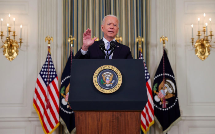 Biden dice que vacunas de refuerzo anti-Covid serán gratuitas