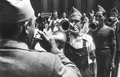 Una tropa del POUM durante la Guerra Civil.