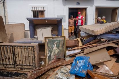 Muebles apilados en mitad de una calle de Lepe.

