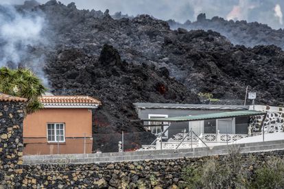 Lava del volcán sobre una casa en El Paso. RAFA AVERO